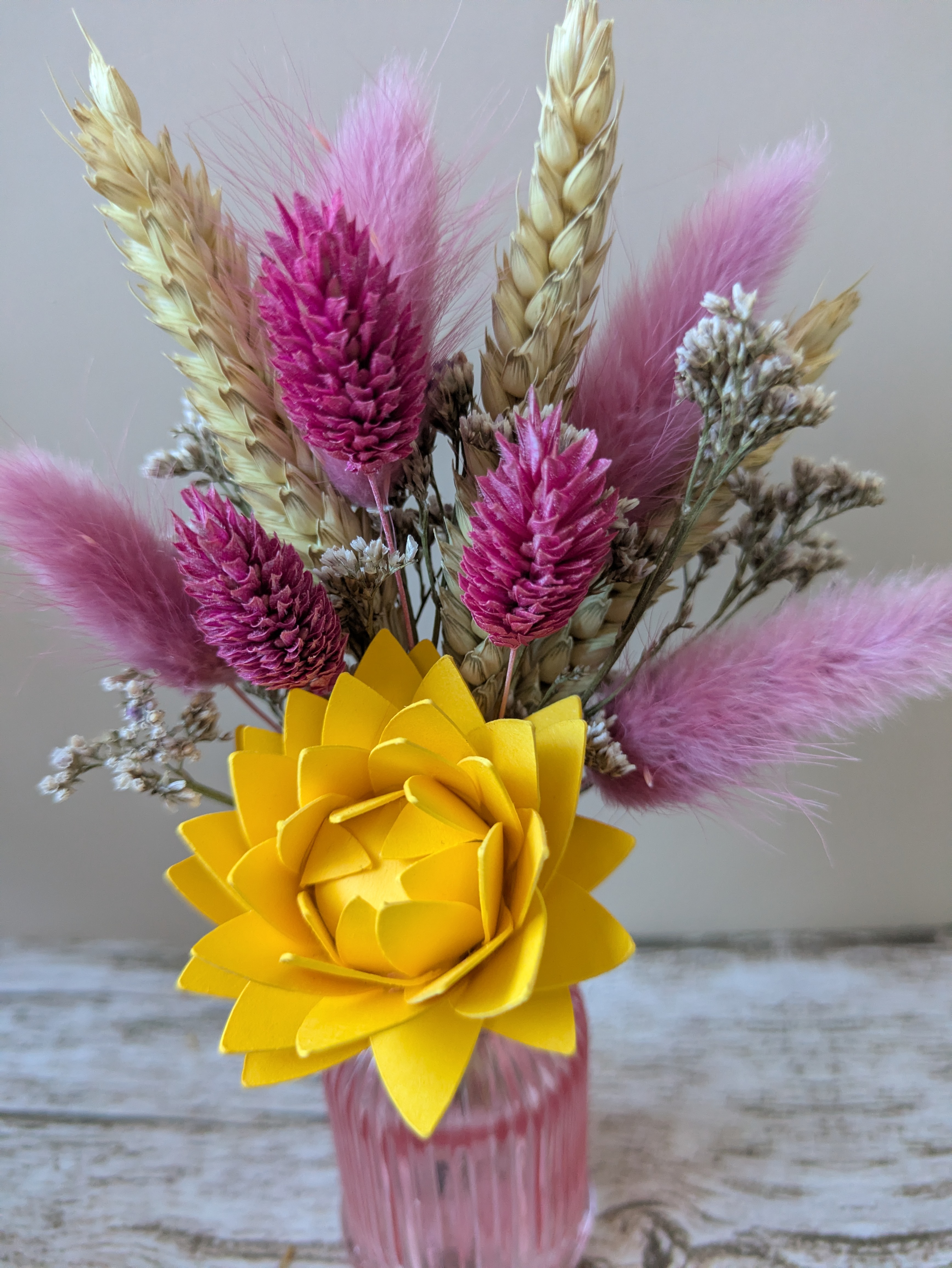 Bouquet fleurs séchées et papiers roses
