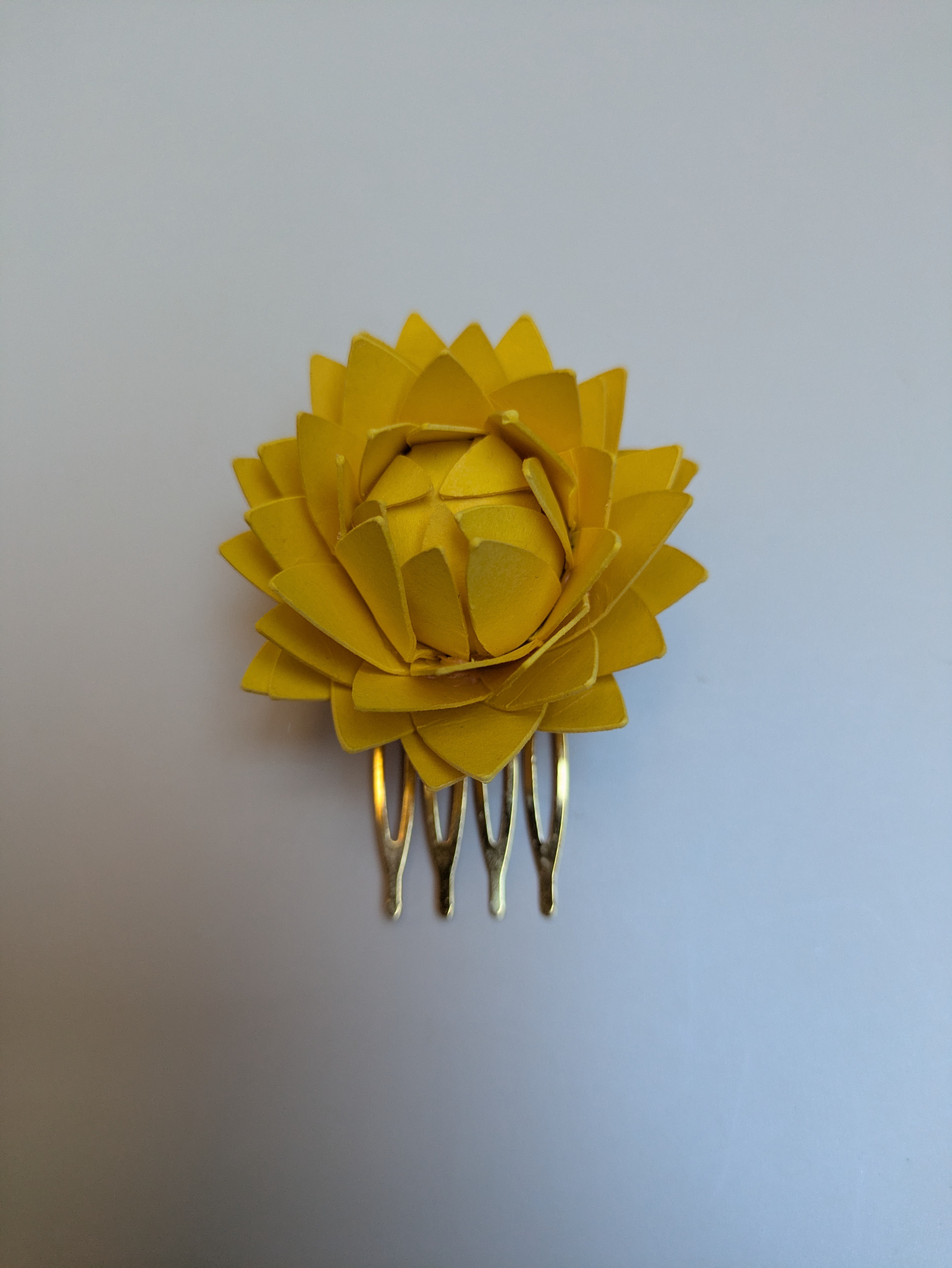 Peigne fleur en papier jaune