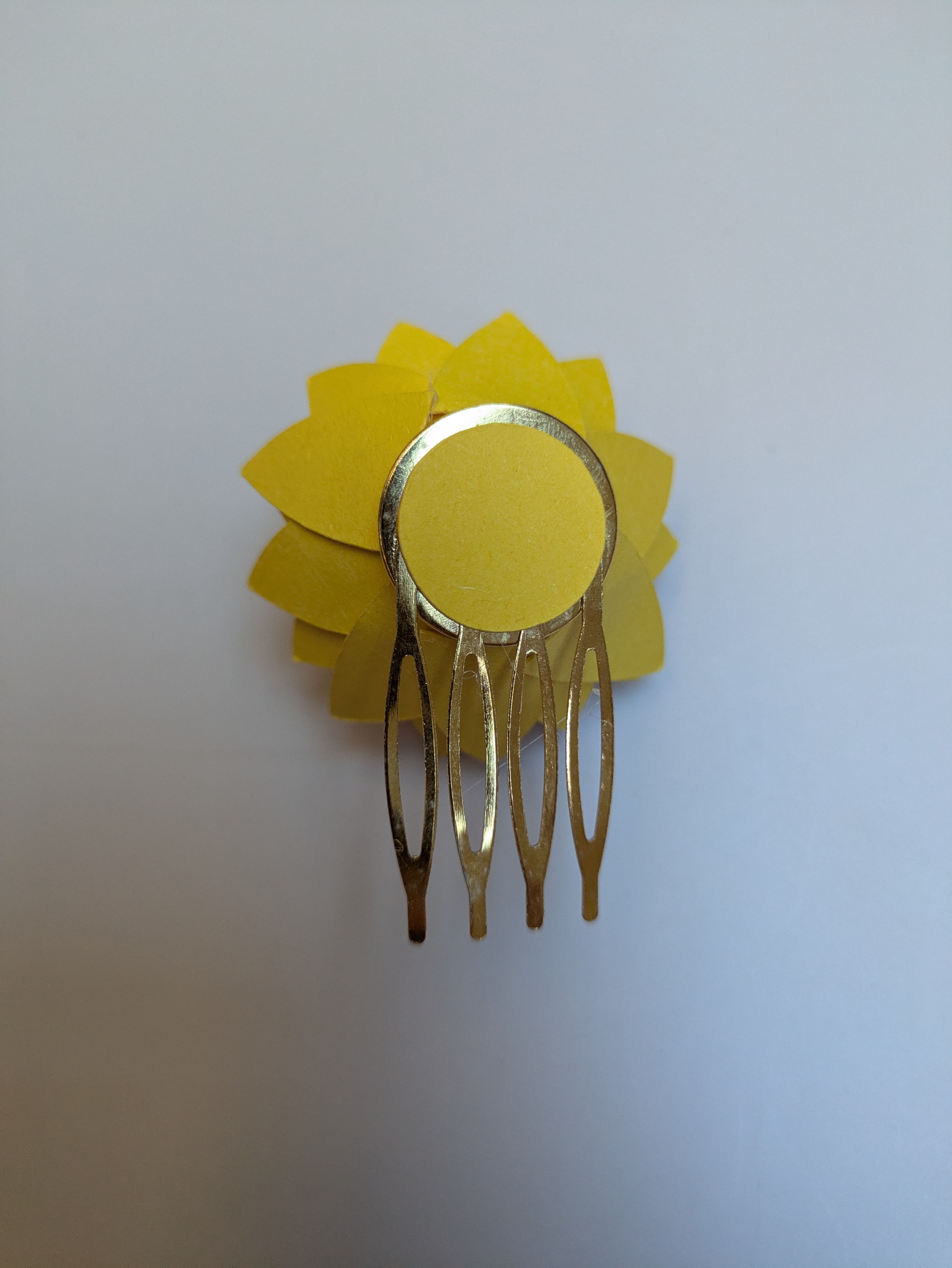 Peigne fleur en papier jaune