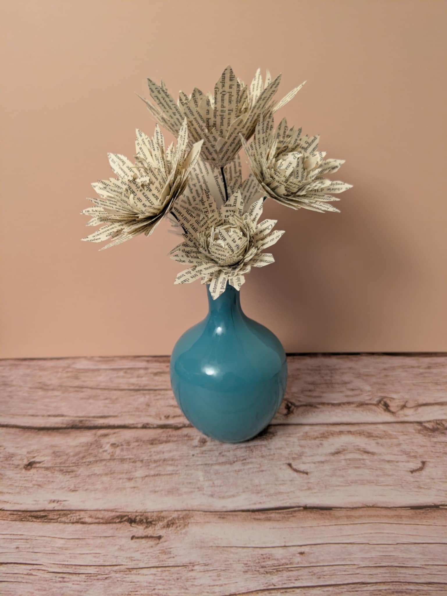 Fleur en papier vase bleu