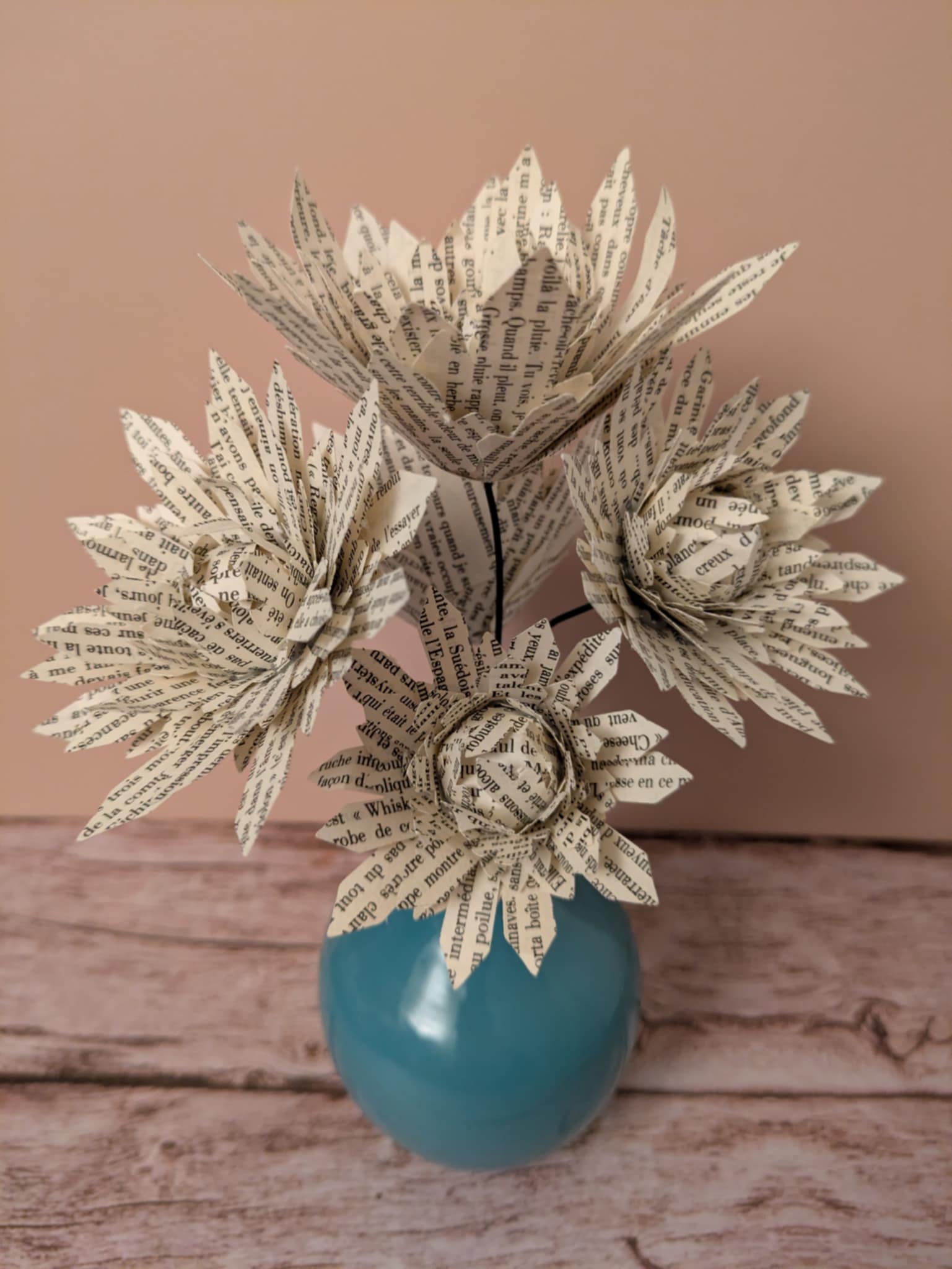 Fleur en papier vase bleu